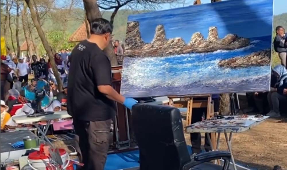 Mantan Presiden SBY melukis bersama warga di Pacitan, Jawa Timur