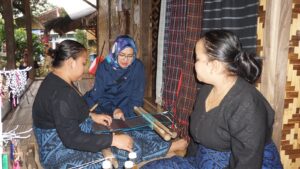 Airin-Ade Kenakan Selendang Masyarakat Badui 