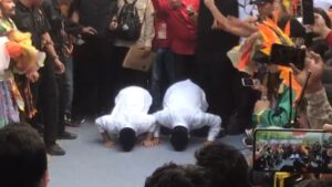 Di Kantor KPU Kabupaten Bekasi, Paslon Cabup dan Cawabup Ini Lakukan Sujud Syukur