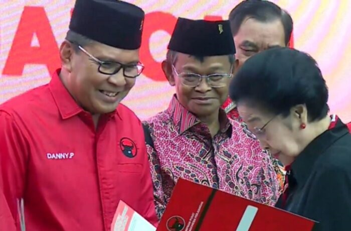 Mohammad Ramdhan Pomanto saat menerima rekomendasi dukungan dari PDIP untuk Pilgub Sulsel 2024, Rabu (14/08) lalu dari Ketua Umum PDIP, Megawati Soekarnoputri. (ist)