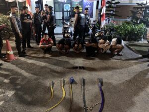 Gagalkan Tawuran di Jaktim Polisi Tangkap 8 Remaja, Sejumlah Celurit Disita