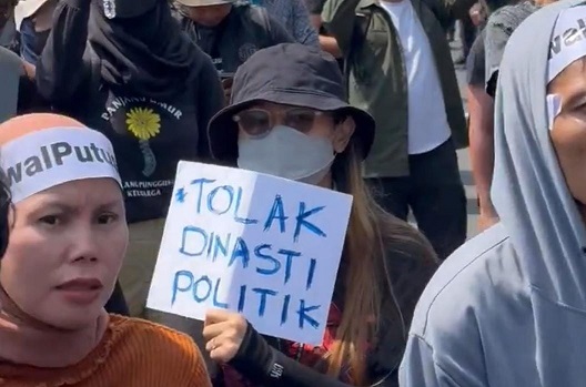 Ribuan pendemo padati jalanan di depan Gedung DPR RI. (Mico)