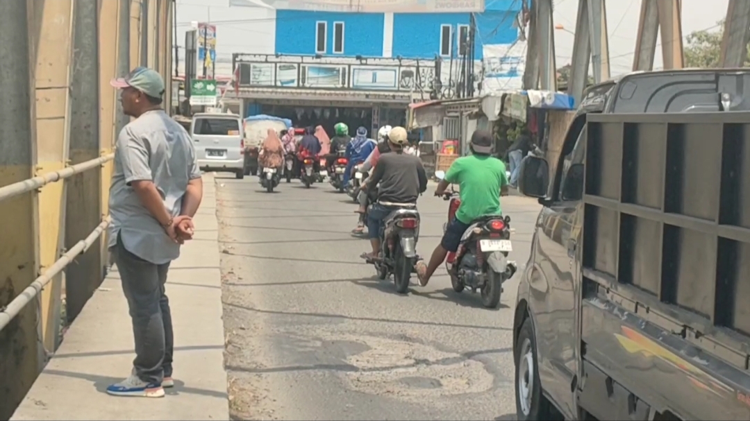 Jembatan besi di Kabupaten Bekasi sering menjadi lokasi tawuran. (Eka)