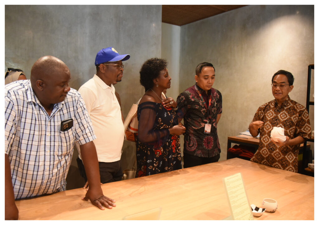 Parlemen Afrika Apresiasi Kerajinan Keramik Indonesia