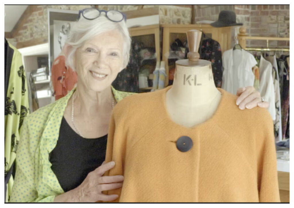 Kenangan Terindah! Setelah 40 Tahun Hilang, Mantel Ikonik Jean Pallant Muncul di Toko Oxfam