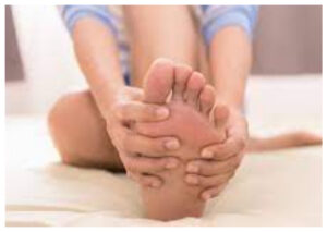 Mengapa Kaki Sering Kesemutan? Ini Penyebabnya!