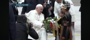 Paus Fransiskus Tiba di Indonesia, Disambut Karangan Bunga