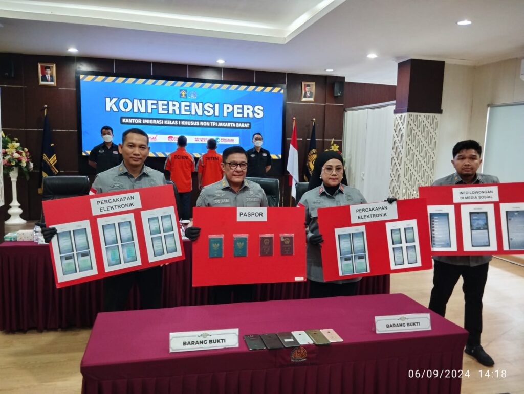 Rekrut WNI Kerja Jadi Scammer, Imigrasi Jakbar Ciduk Dua WNA Tiongkok 