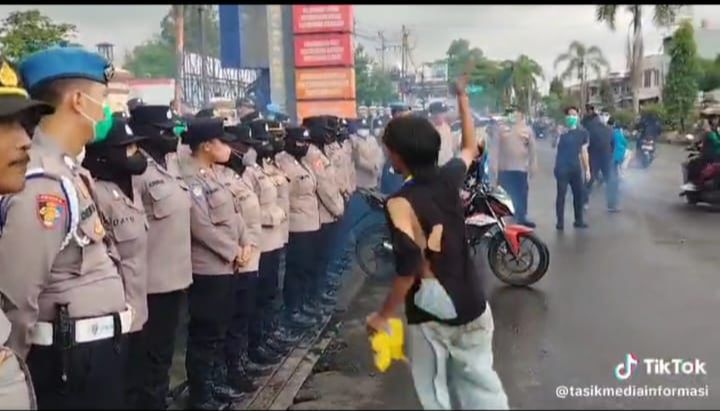 Aksi tidak terpuji diperlihatkan mahasiswa saat mengadakan demo depan Gedung Mapolres Tasikmalaya, Jawa Barat, Kamis (5/9/2024).
