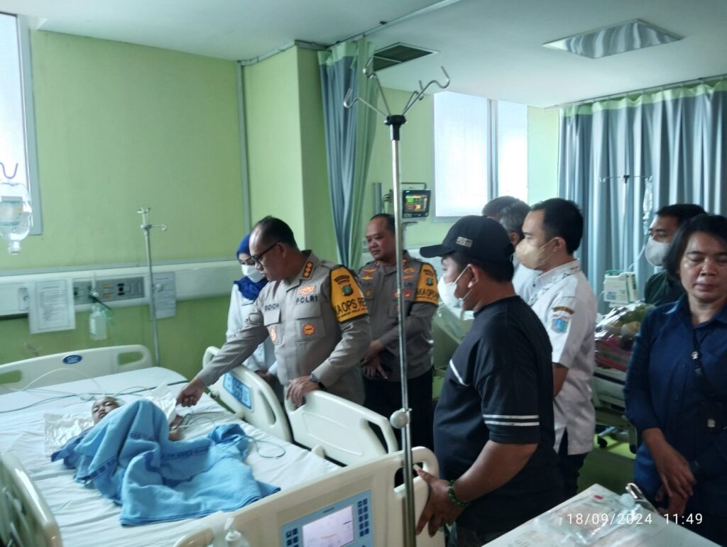 Jenguk Dua Bocah Korban Kekerasan di RSUD Koja, Kapolres Gidion Pastikan Pelaku Dijerat Pasal Kumulatif