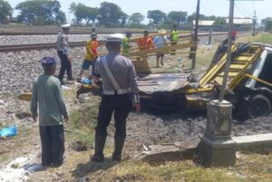 Sopir Sembrono Truk Ditabrak KA Argo Semeru di Track Ngawi