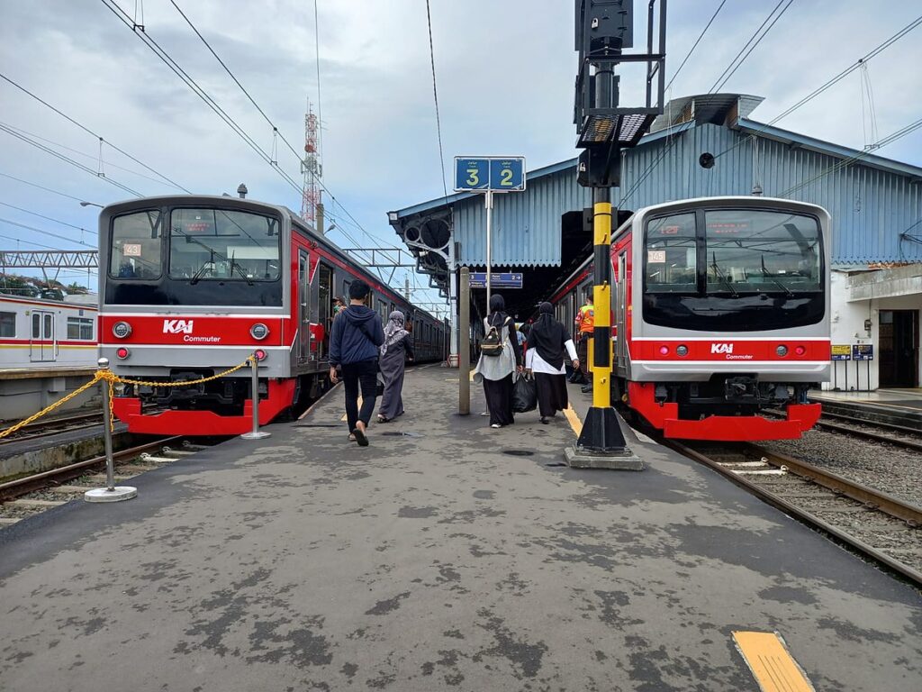 Heboh Jam Sibuk! Penumpang Perempuan Tercebur ke Rel Stasiun Manggarai