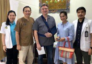 Suami Maudy Koesnaedi Terpeleset Jatuh Saat Liburan di Eropa