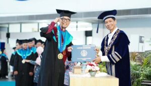 M Ridwan Mahasiswa Tertua Lulus Cumlaude IPK 3.97 dari ITS