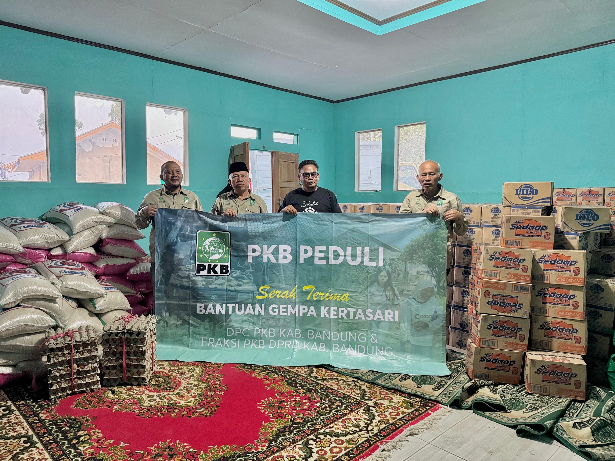 DPC Partai Kebangkitan Bangsa (PKB) Kabupaten Bandung salurkan bantuan makanan, obat-obatan dan lainnya kepada korban gempa. (Ist)