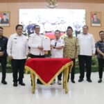 Penjabat (Pj) Bupati Bekasi Dedy Supriyadi memberikan peringatan keras terhadap 180 Kepala Desa dan 7 Lurah yang ada di Kabupaten Bekasi untuk bersikap netral. (Eka)