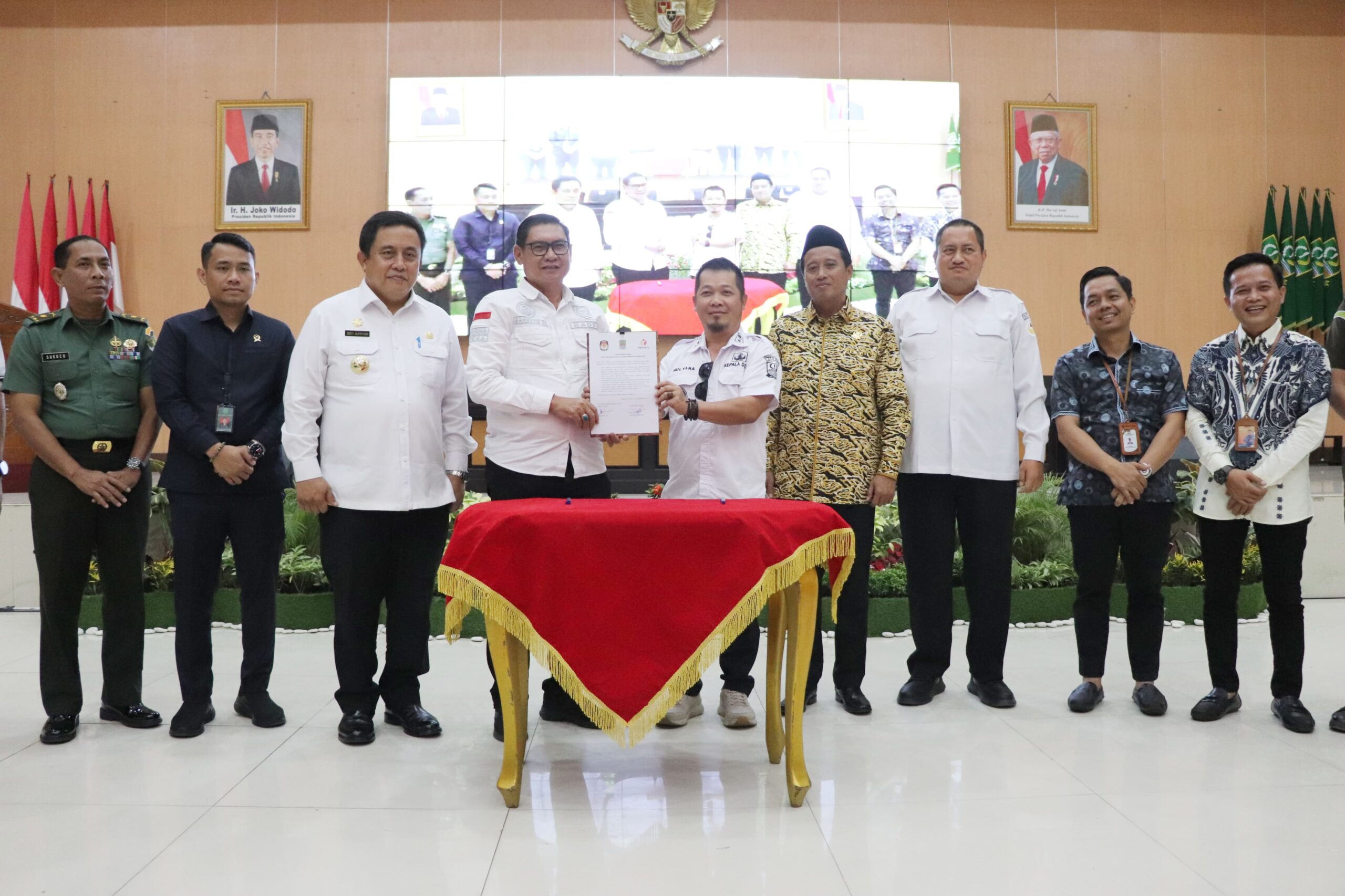 Penjabat (Pj) Bupati Bekasi Dedy Supriyadi memberikan peringatan keras terhadap 180 Kepala Desa dan 7 Lurah yang ada di Kabupaten Bekasi untuk bersikap netral. (Eka)