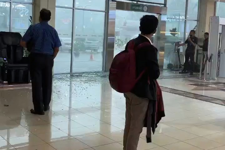 Hujan deras di Bogor membuat kaca di salah mal pecah. (Ist)