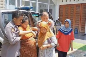 Petugas Polsek Parung Evakuasi Ibu Hamil hingga Melahirkan dengan Selamat