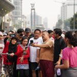 Bacawagub Jakarta Rano Karno selfie bersama warga di kawasan Bundaran HI, Jakarta Pusat, Minggu (22/9/2024). (Ist)