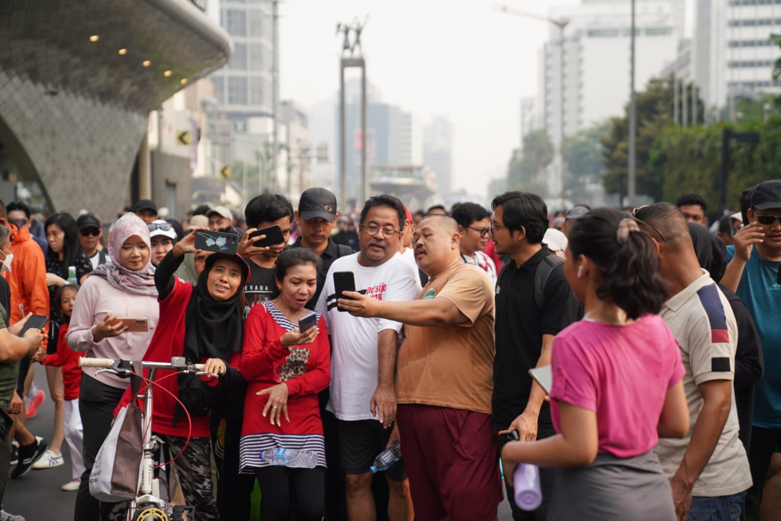 Bacawagub Jakarta Rano Karno selfie bersama warga di kawasan Bundaran HI, Jakarta Pusat, Minggu (22/9/2024). (Ist)