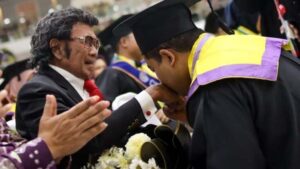 Hadiri Wisuda Anaknya Rhoma Irama Terharu Hendak Menangis