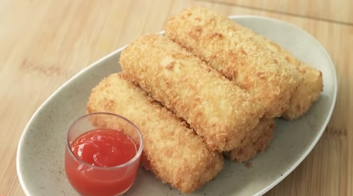 resep dan cara masak Risoles Kornet Keju yang cocok untuk camilan dan bekal.