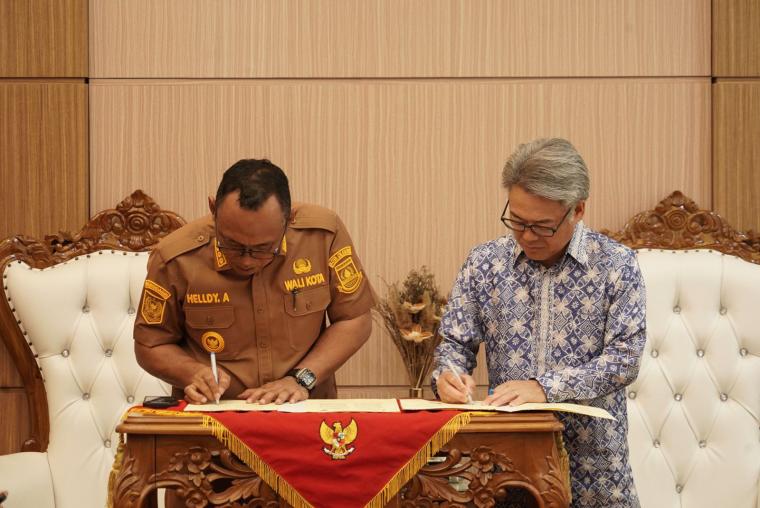 Wali Kota Cilegon Helldy Agustian (kiri) dan Presdir PT SNI Shinichiro Yoshimoto (ist)