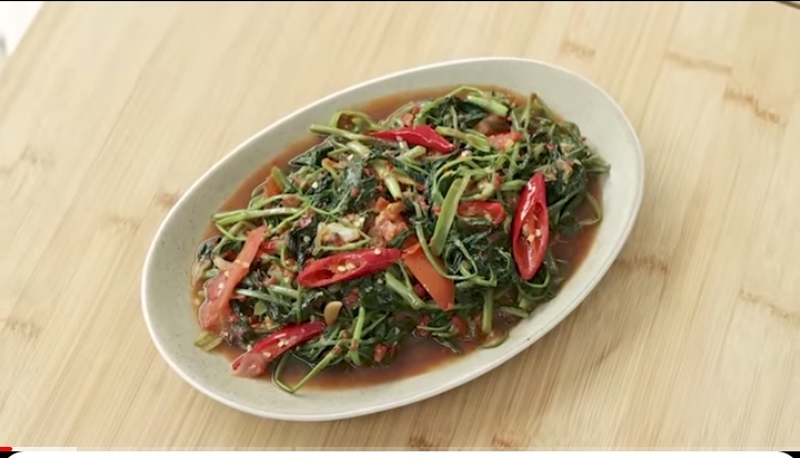 Resep Tumis Kangkung Pedas Terasi ala resto yang pas untuk menu makan siang, praktis masaknya.