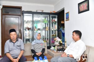 Pj Gubernur Jabar Takziah ke Keluarga Korban Perdagangan Orang di Kamboja