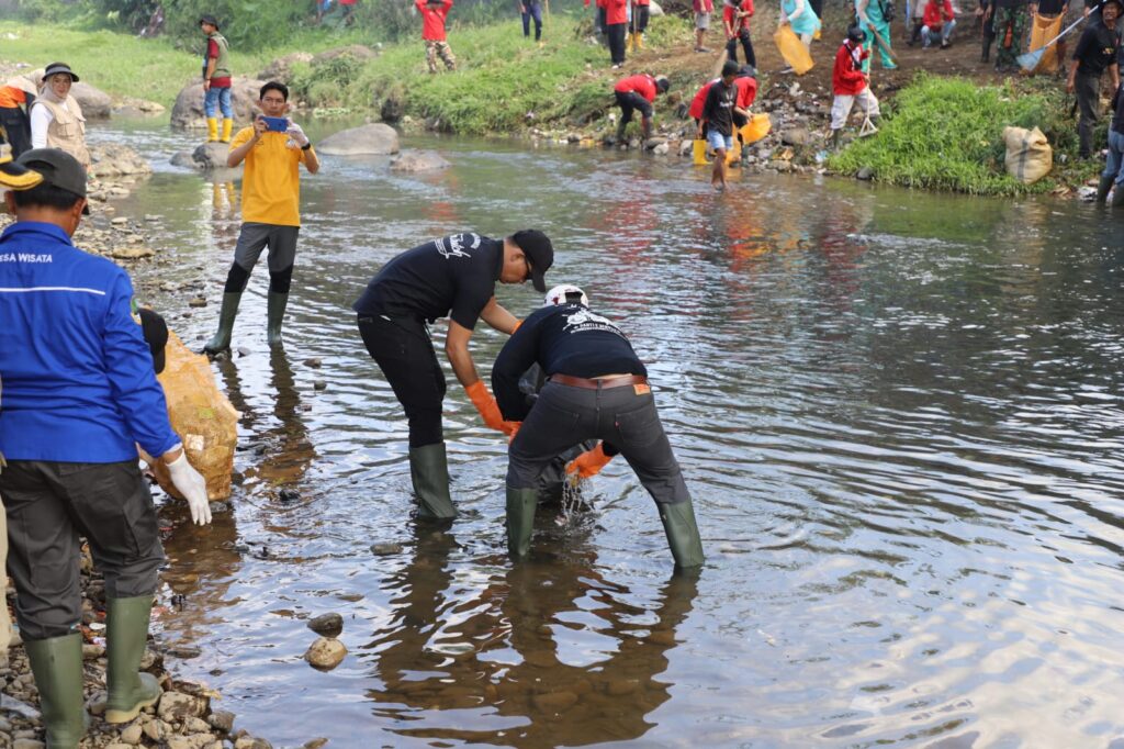 Peringati World Cleanup Day 2024, Pj Bupati Garut Bersihkan Sungai Cipalebuh