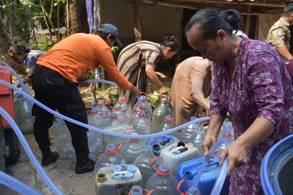 Dampak Kekeringan, Warga Berebut Air Bersih dari BPBD Kabupaten Bekasi