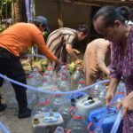 Warga di Kampung Bedeng, Desa Medalkrisna, Kecamatan Bojongmangu, Kabupaten Bekasi, Jawa Barat rebutan bantuan air bersih. (Eka)
