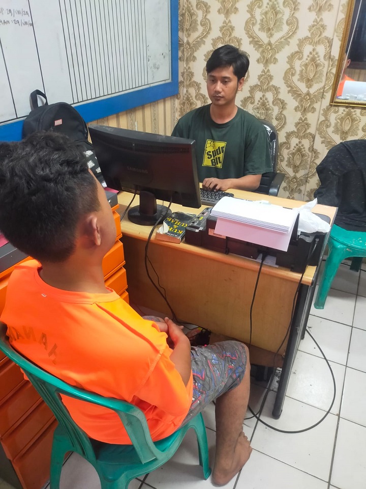 Pemuda curi kotak amal diinterogasi petugas. (Ist)