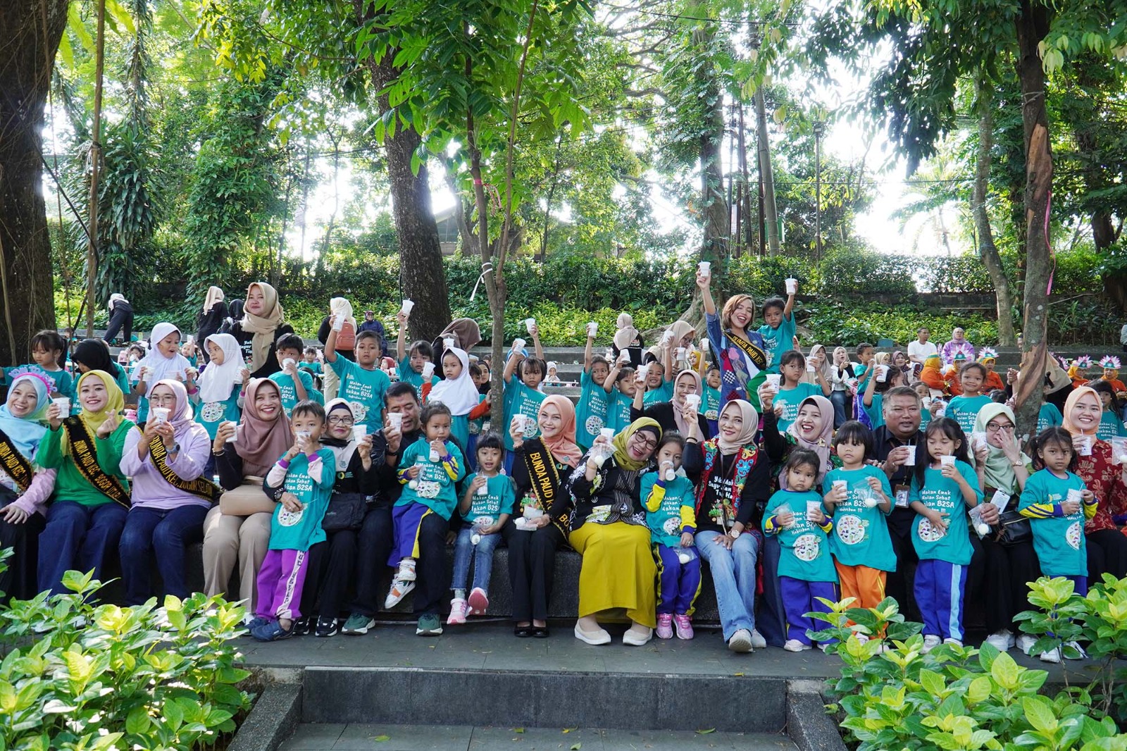 100 Anak Paud dan TK makan telur dan minum susu bersama. Acara ini berlangsung di Taman Ekspresi Sempur, Bogor Tengah, (Nicho)
