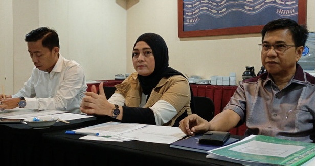 Artis Dean Desvi didampingi kuasa hukumnya laporkan pengasuh panti asuhan, karena memperkosa anak asuhnya. (Aris MP)
