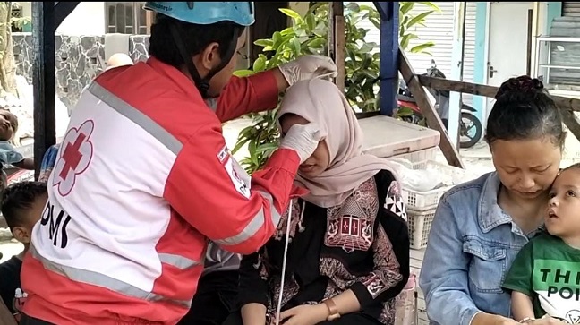 Warga alami sesak nafas akibat kebakaran limbah di bekasi. (eka)