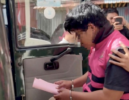 Tersangka HTA digiring ke mobil tahanan Kejaksaan setelah dinyatakan sebagai tersangka dugaan korupsi Rp 750 juta. (Fit)