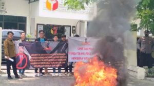 Aliansi Surabaya Demo Bakar Ban di Bawaslu Terkait Masalah ini
