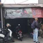 Bengkel di Bekasi jadi p;erhatian warga setelah diamankannya satu terduga teroris. (eka)