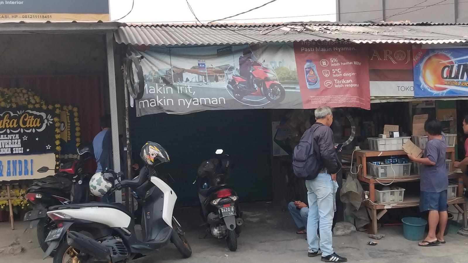 Bengkel di Bekasi jadi p;erhatian warga setelah diamankannya satu terduga teroris. (eka)