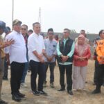 Pj. Gubernur Jawa Barat, Bey Machmudin, dan Plh. Pj. Bupati Bogor, Suryanto Putra, mengunjungi korban angin puting beliung yang melanda Desa Cimayang, Kecamatan Pamijahan. (Nicho)