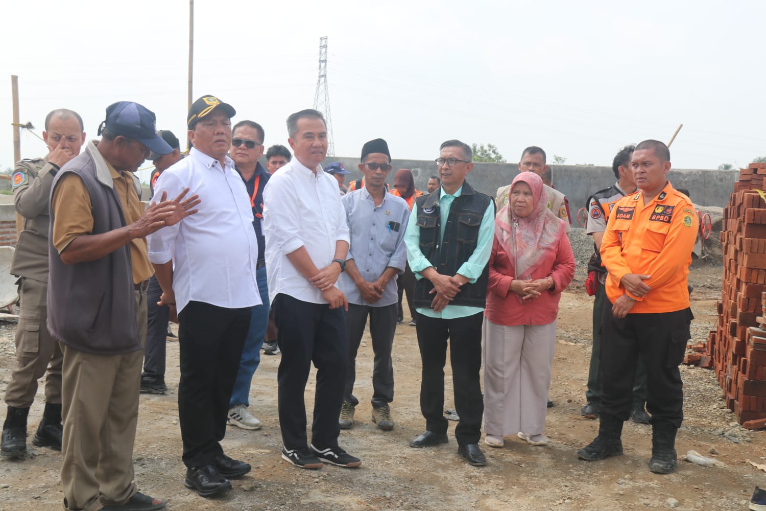 Pj. Gubernur Jawa Barat, Bey Machmudin, dan Plh. Pj. Bupati Bogor, Suryanto Putra, mengunjungi korban angin puting beliung yang melanda Desa Cimayang, Kecamatan Pamijahan. (Nicho)