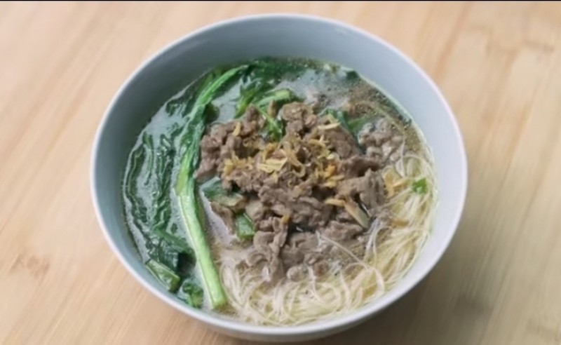 resep Bihun Kuah Sapi Iris yang cocok disajikan untuk keluarga, praktis masaknya.