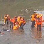 Tim SAR masih menyusuri Kali Bekasi untuk memastikan ada tidaknya mayat yang mengambang. (Eka)