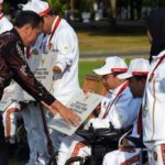 Presiden Jokowi memberikan bonus kepada peraih medali paralimpiade paris di Istana Negara. (Sekretariat Negara)