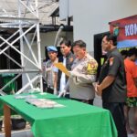 Kapolsek Pondokgede Kompol Dwi Haribowo memberi keterangan pers terkait pengungkapan kasus pembunuhan di wilayahnya. (Eka)