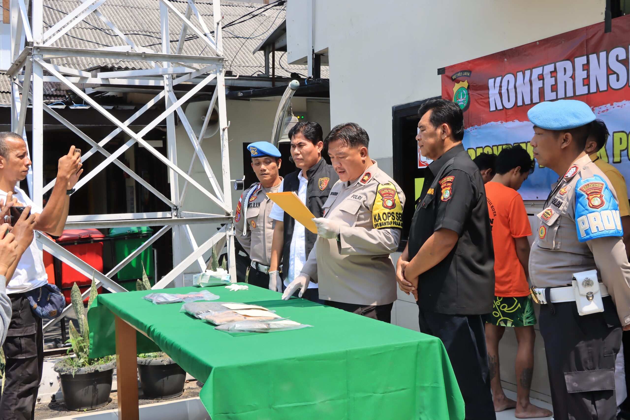 Kapolsek Pondokgede Kompol Dwi Haribowo memberi keterangan pers terkait pengungkapan kasus pembunuhan di wilayahnya. (Eka)