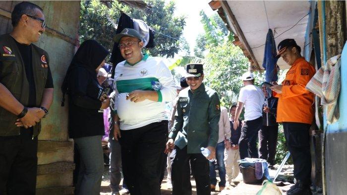 Anggota DPR Cucun meninjau korban gempa di Bandung didampingi Bupati Dadang Supriatna. (Ist)