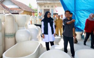 Pria Banyuwangi Menyulap Limbah Plastik Menjadi Barang Wah